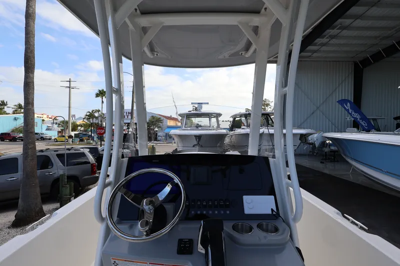 Slide: The Image of Boston Whaler 250 Dauntless 2026 - 12