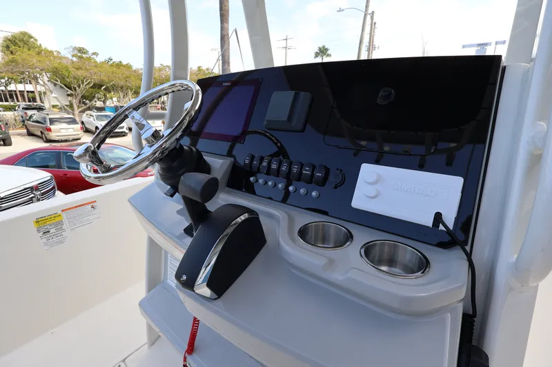 Slide: The Image of Boston Whaler 250 Dauntless 2026 - 13