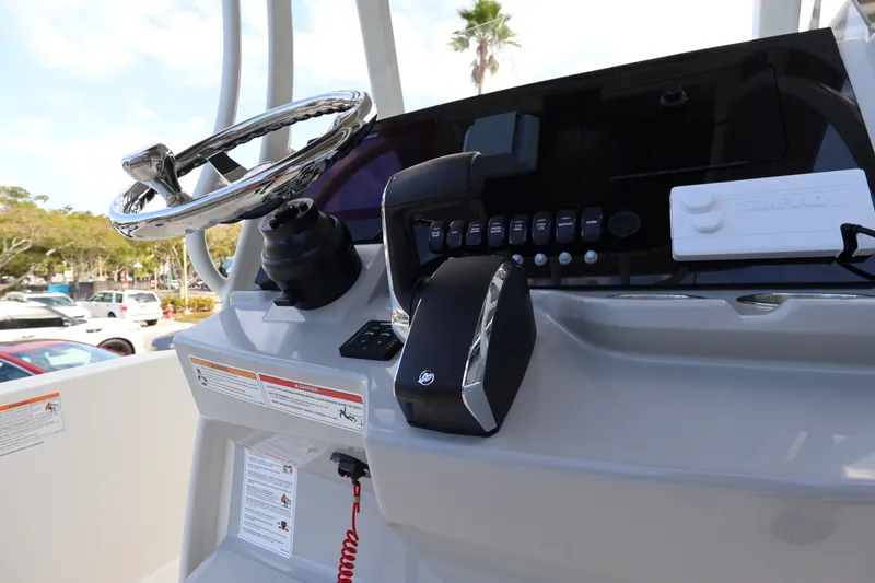 Slide: The Image of Boston Whaler 250 Dauntless 2026 - 14