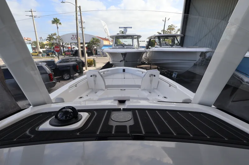Slide: The Image of Boston Whaler 250 Dauntless 2026 - 15