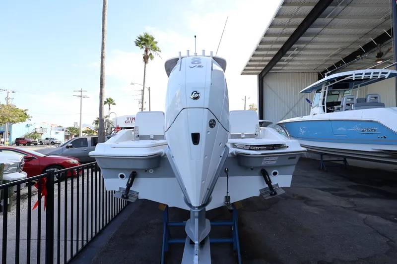 Slide: The Image of Boston Whaler 250 Dauntless 2026 - 2