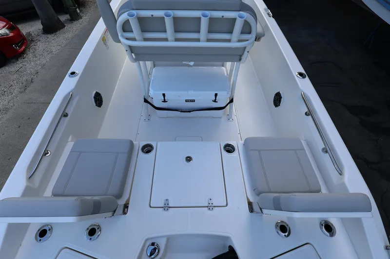 Slide: The Image of Boston Whaler 250 Dauntless 2026 - 5