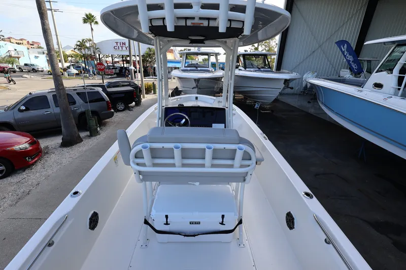 Slide: The Image of Boston Whaler 250 Dauntless 2026 - 6