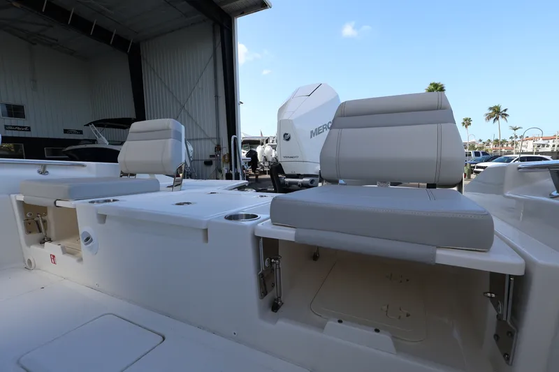 Slide: The Image of Boston Whaler 250 Dauntless 2026 - 7