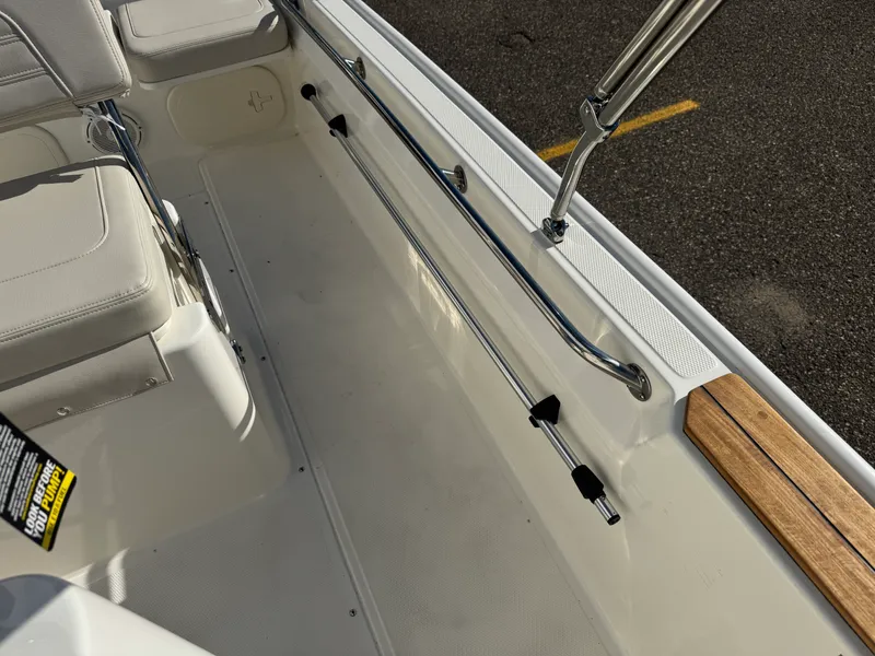Slide: The Image of Boston Whaler 170 Montauk 2026 - 23