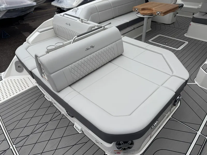 Slide: The Image of Sea Ray SLX 400 2026 - 11