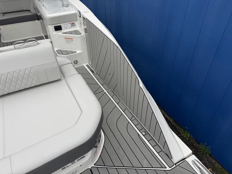 Slide: The Image of Sea Ray SLX 400 2026 - 12