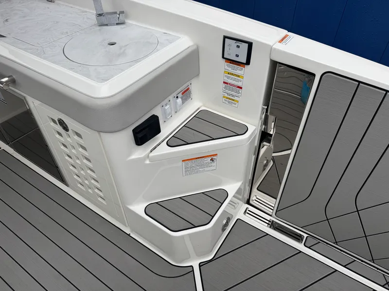 Slide: The Image of Sea Ray SLX 400 2026 - 13