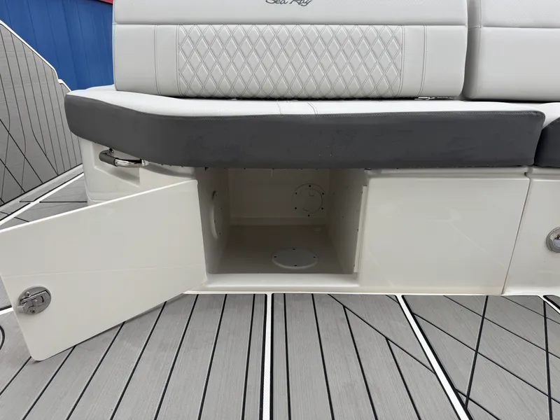 Slide: The Image of Sea Ray SLX 400 2026 - 15