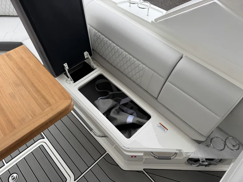 Slide: The Image of Sea Ray SLX 400 2026 - 18