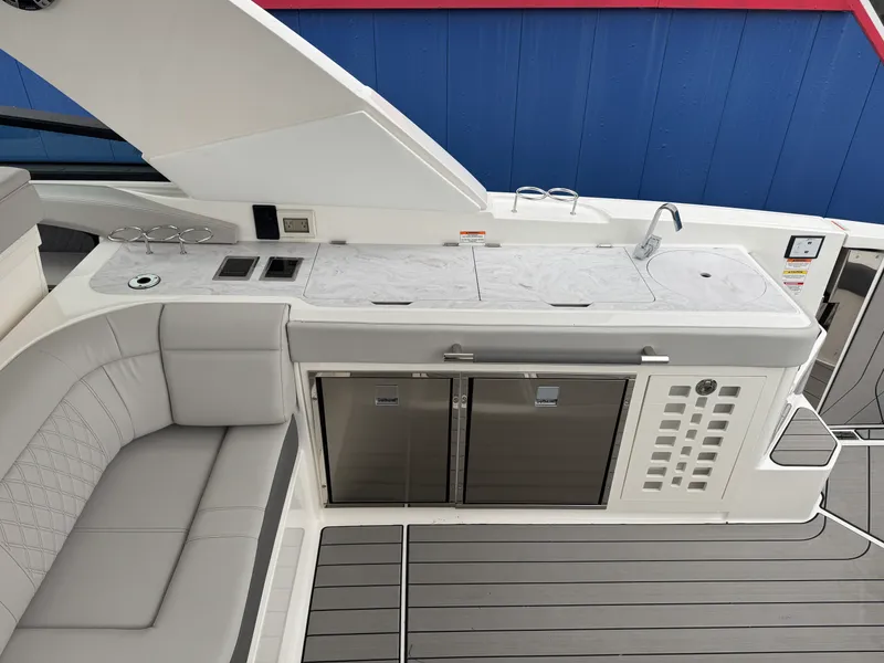 Slide: The Image of Sea Ray SLX 400 2026 - 19