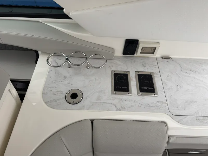 Slide: The Image of Sea Ray SLX 400 2026 - 20