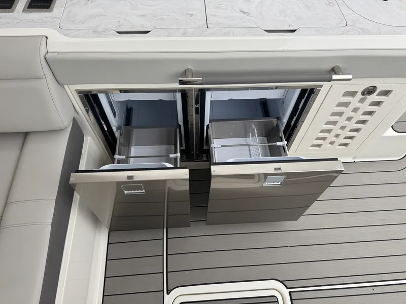 Slide: The Image of Sea Ray SLX 400 2026 - 23