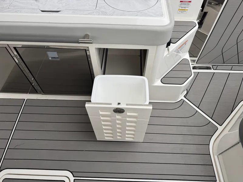 Slide: The Image of Sea Ray SLX 400 2026 - 24