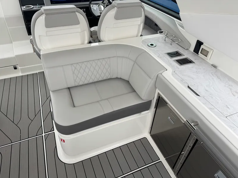 Slide: The Image of Sea Ray SLX 400 2026 - 25