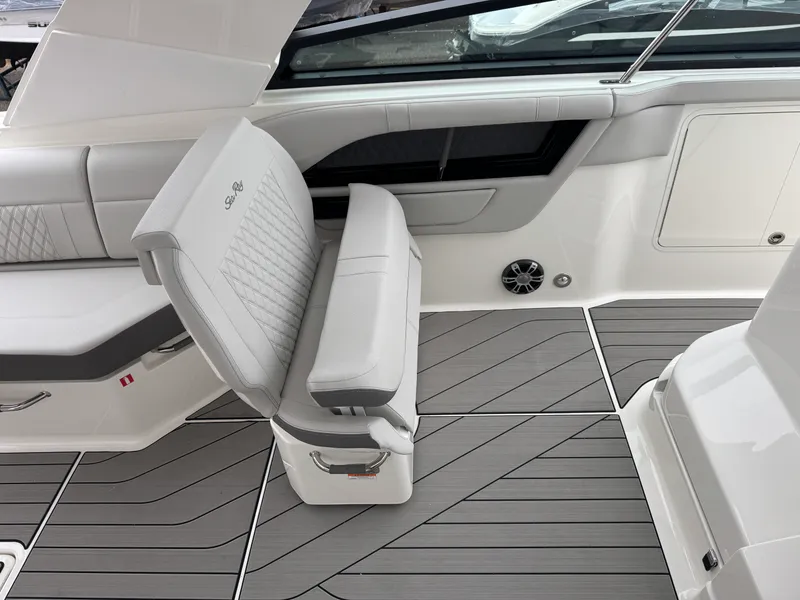 Slide: The Image of Sea Ray SLX 400 2026 - 33