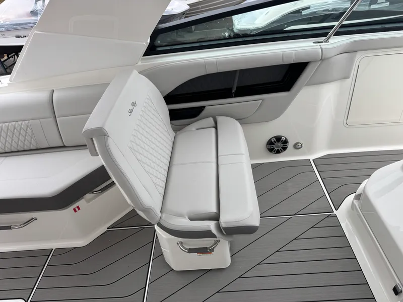 Slide: The Image of Sea Ray SLX 400 2026 - 34