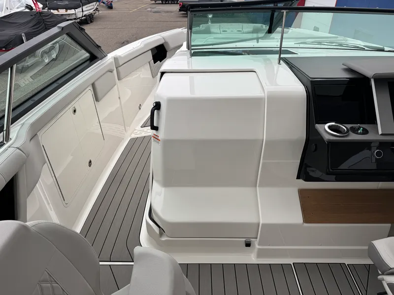 Slide: The Image of Sea Ray SLX 400 2026 - 35