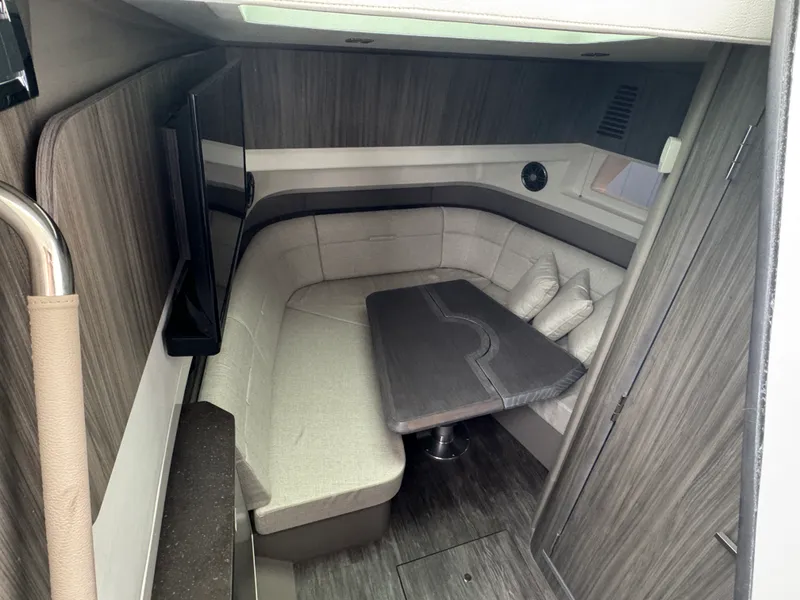 Slide: The Image of Sea Ray SLX 400 2026 - 38