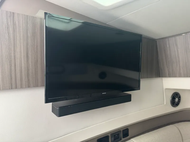 Slide: The Image of Sea Ray SLX 400 2026 - 40