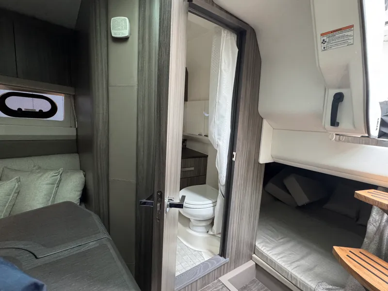 Slide: The Image of Sea Ray SLX 400 2026 - 43