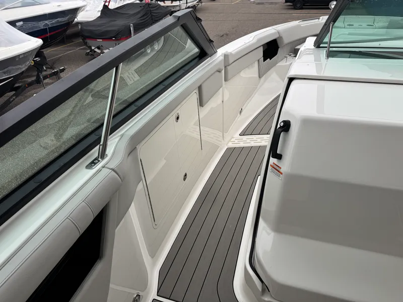 Slide: The Image of Sea Ray SLX 400 2026 - 48