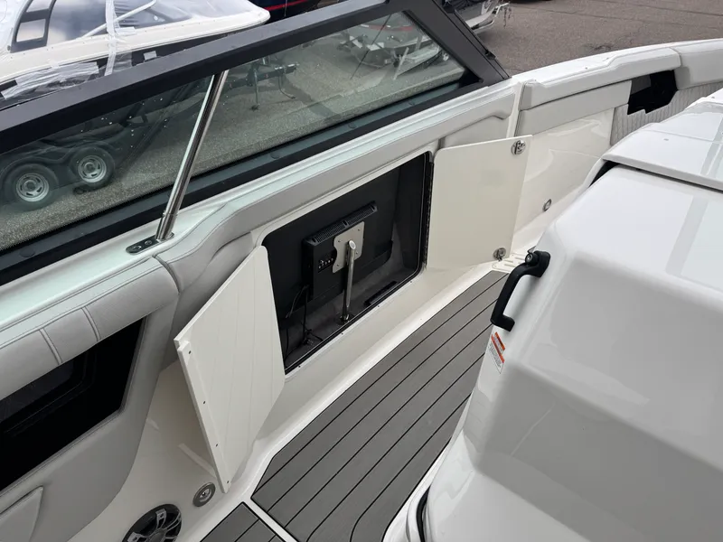 Slide: The Image of Sea Ray SLX 400 2026 - 49