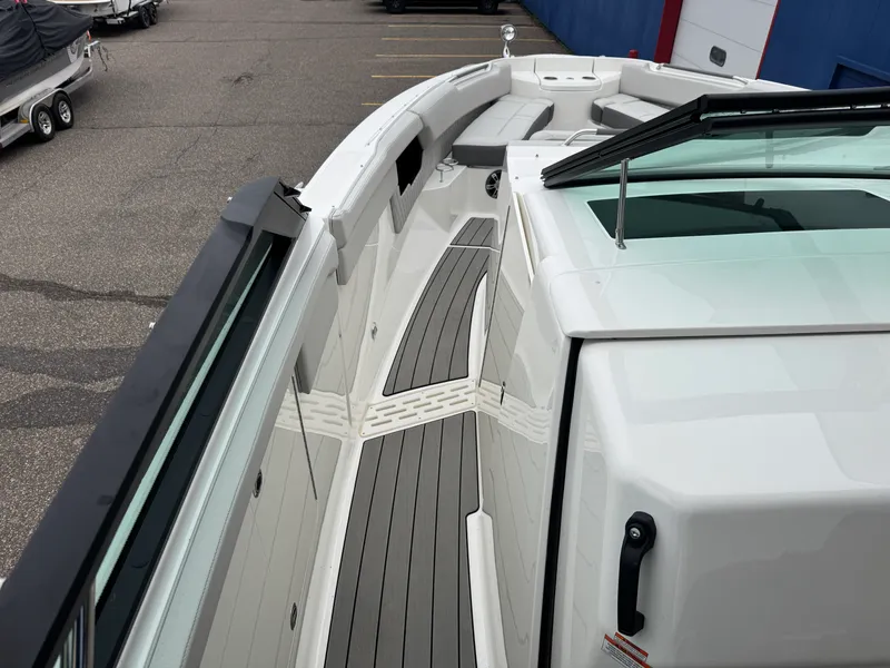 Slide: The Image of Sea Ray SLX 400 2026 - 50