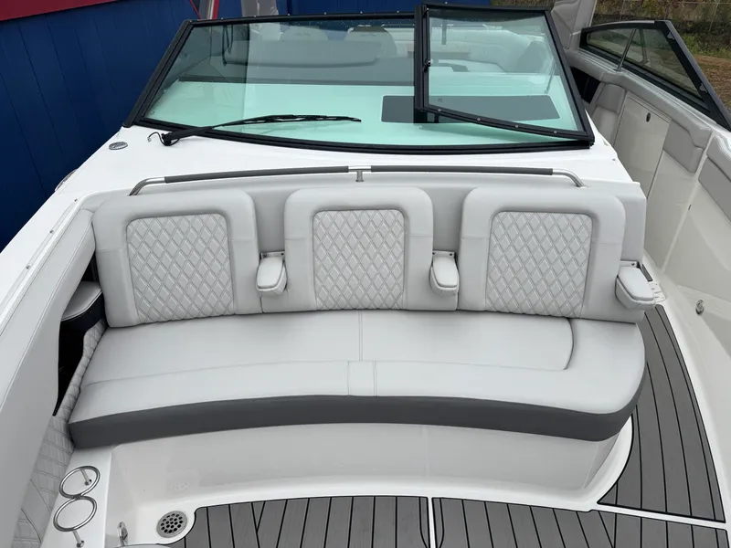 Slide: The Image of Sea Ray SLX 400 2026 - 57