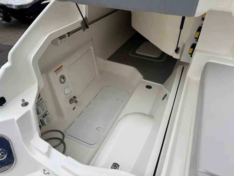 Slide: The Image of Sea Ray SLX 400 2026 - 9