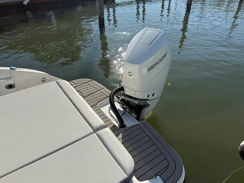 Slide: The Image of Sea Ray SDX 270 Outboard 2025 - 19