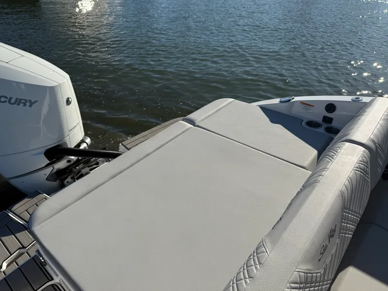 Slide: The Image of Sea Ray SDX 270 Outboard 2025 - 22