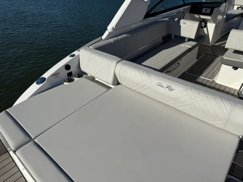 Slide: The Image of Sea Ray SDX 270 Outboard 2025 - 23