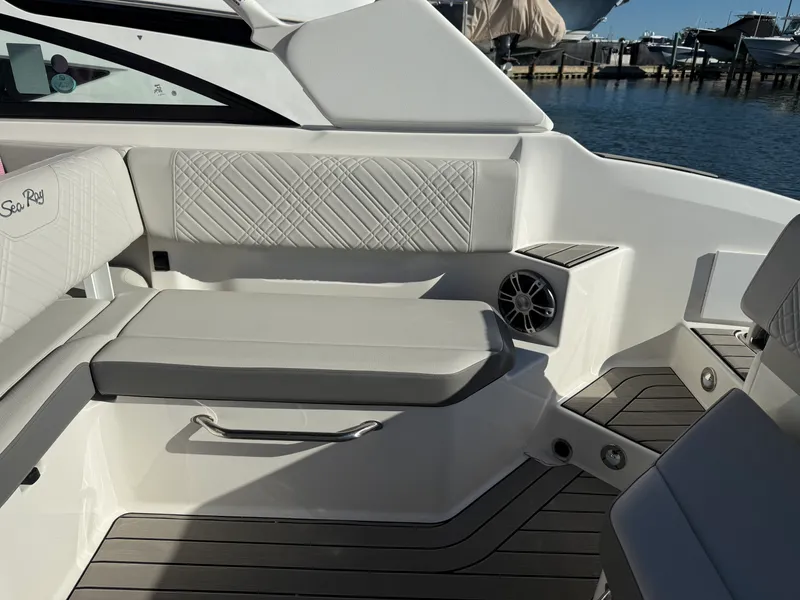 Slide: The Image of Sea Ray SDX 270 Outboard 2025 - 29