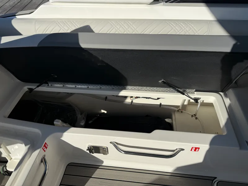 Slide: The Image of Sea Ray SDX 270 Outboard 2025 - 33