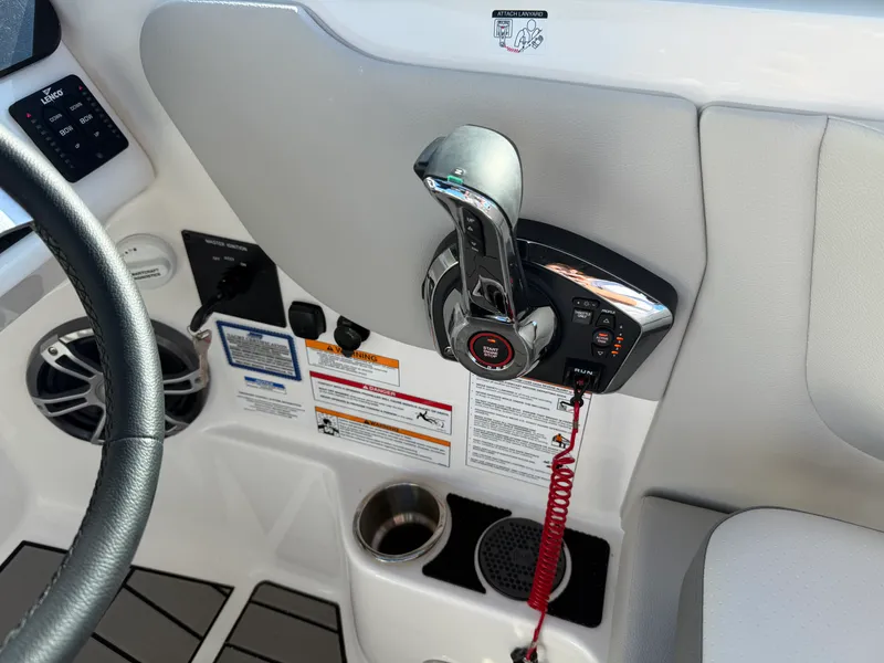 Slide: The Image of Sea Ray SDX 270 Outboard 2025 - 36