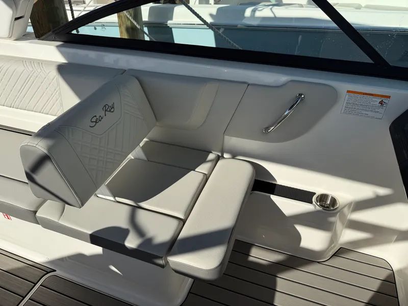 Slide: The Image of Sea Ray SDX 270 Outboard 2025 - 37