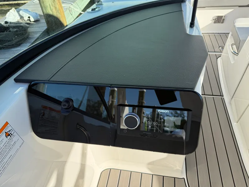 Slide: The Image of Sea Ray SDX 270 Outboard 2025 - 38