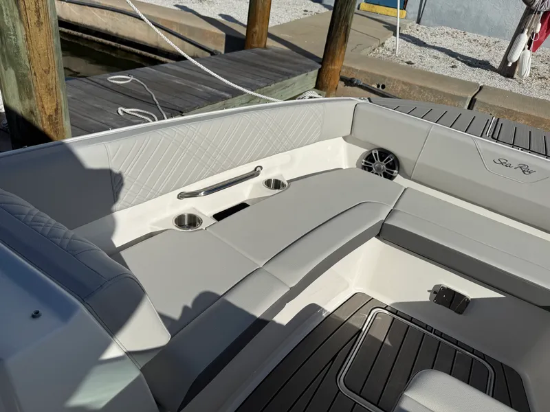 Slide: The Image of Sea Ray SDX 270 Outboard 2025 - 40