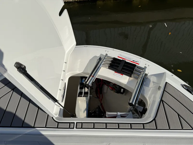 Slide: The Image of Sea Ray SDX 270 Outboard 2025 - 43