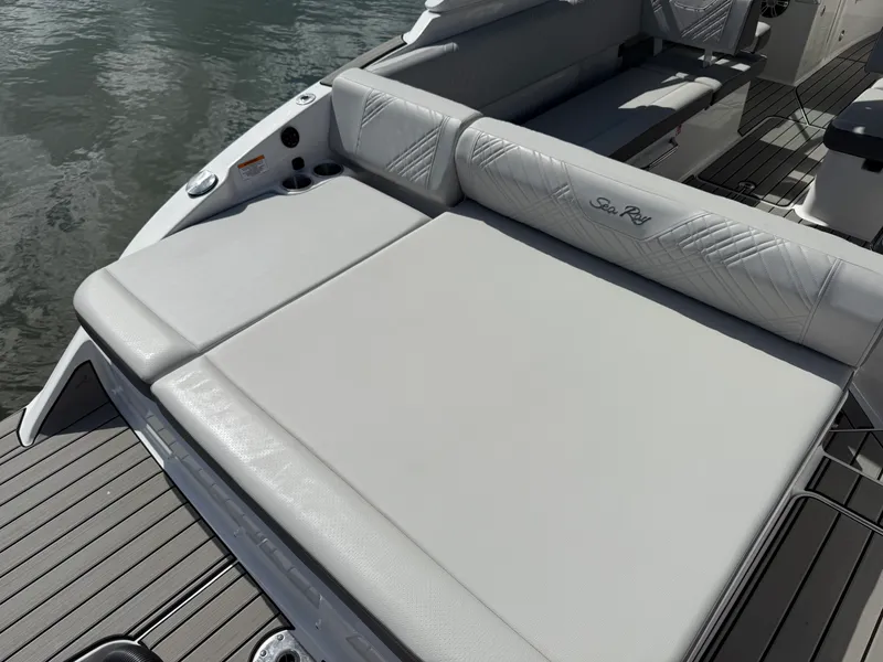 Slide: The Image of Sea Ray SDX 270 Outboard 2025 - 29