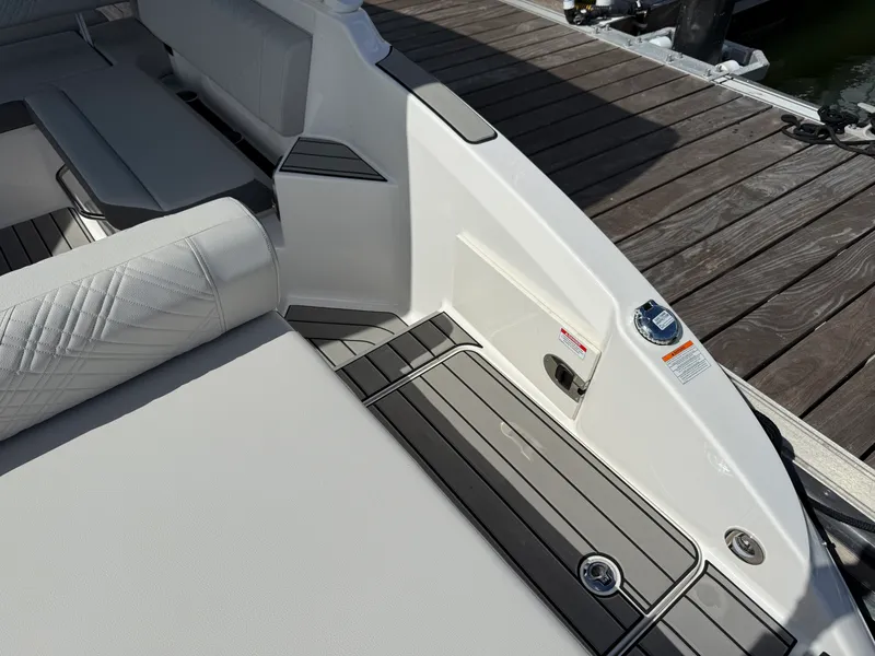 Slide: The Image of Sea Ray SDX 270 Outboard 2025 - 30