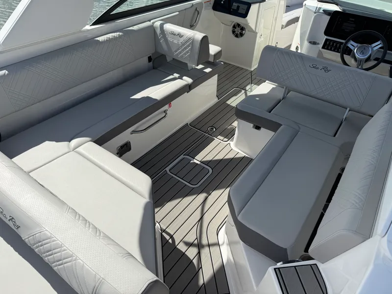 Slide: The Image of Sea Ray SDX 270 Outboard 2025 - 33