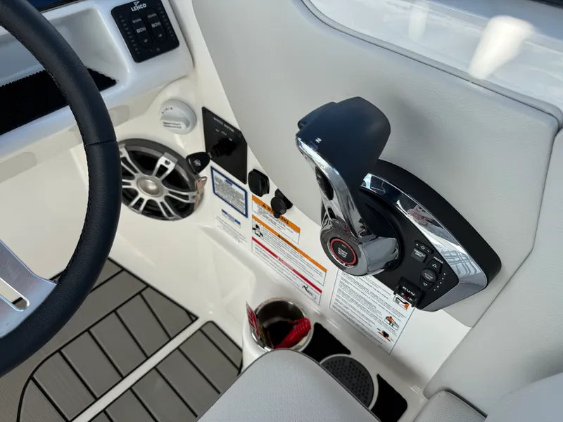 Slide: The Image of Sea Ray SDX 270 Outboard 2025 - 40