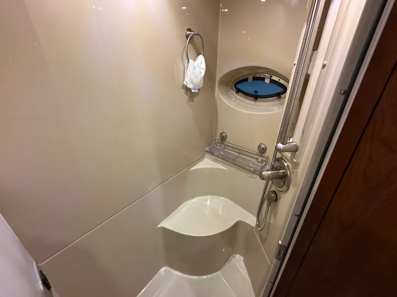 Slide: The Image of Cruisers Yachts 405 MOTOR YACHT 2005 - 42