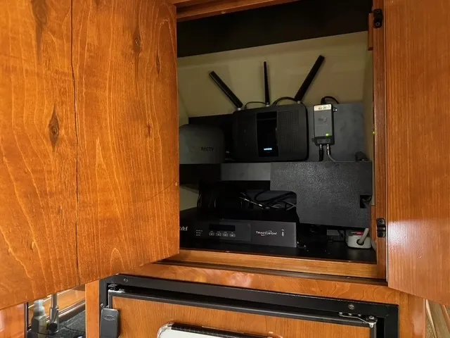 Slide: The Image of Cruisers Yachts 405 MOTOR YACHT 2005 - 69