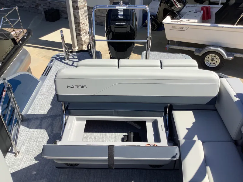 Slide: The Image of Harris Grand Mariner 230 2026 - 14