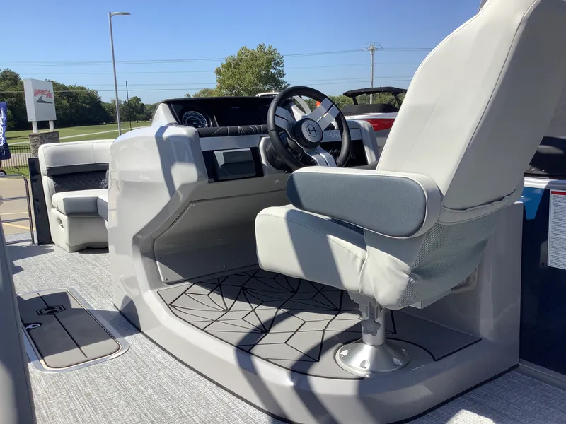 Slide: The Image of Harris Grand Mariner 230 2026 - 25