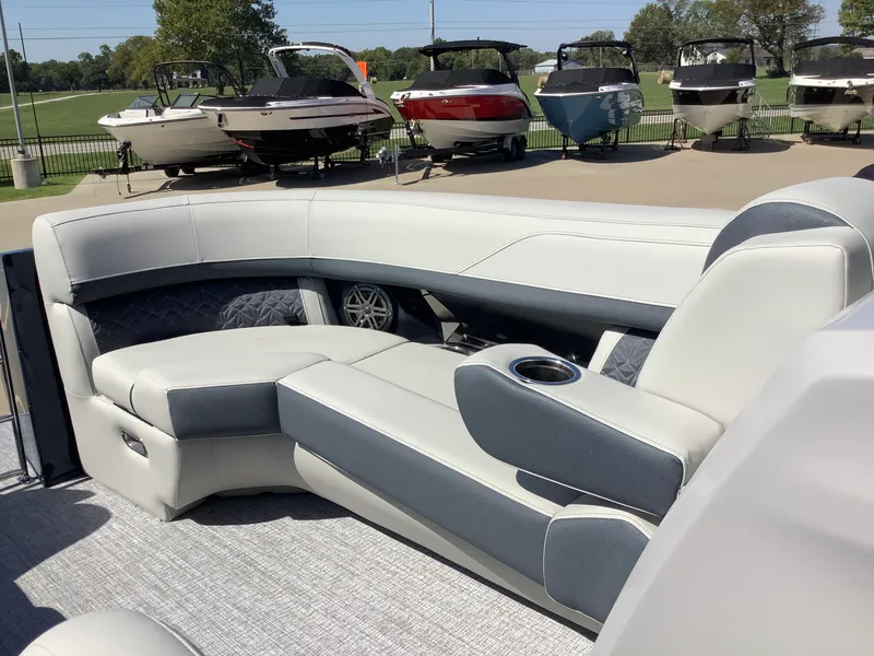 Slide: The Image of Harris Grand Mariner 230 2026 - 30