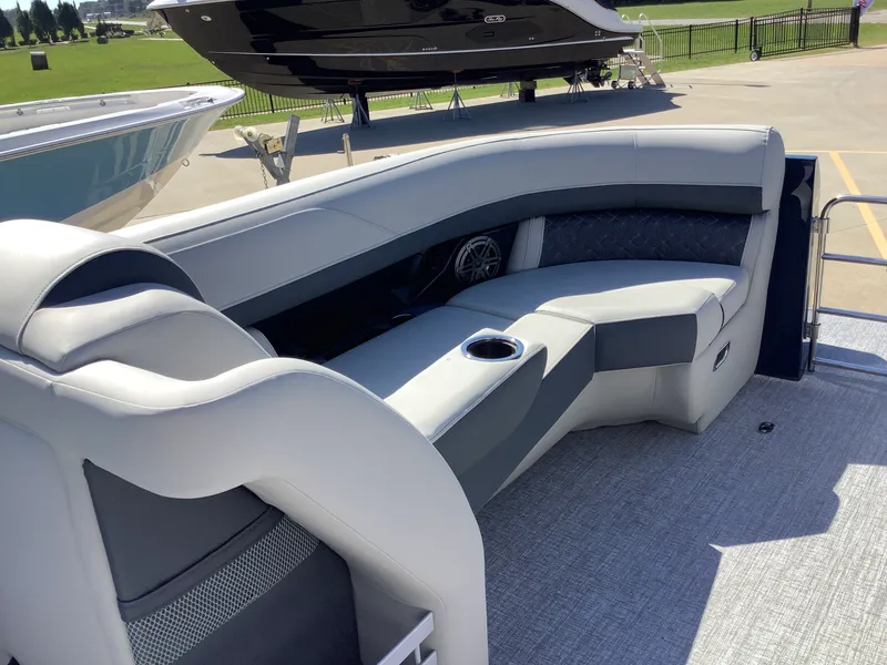 Slide: The Image of Harris Grand Mariner 230 2026 - 31